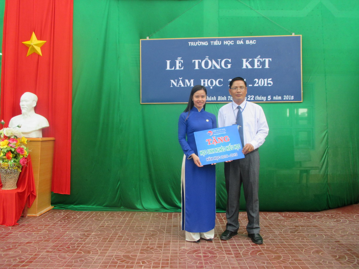 Vietravel tặng tập cho học sinh trường THPT Đà Bắc